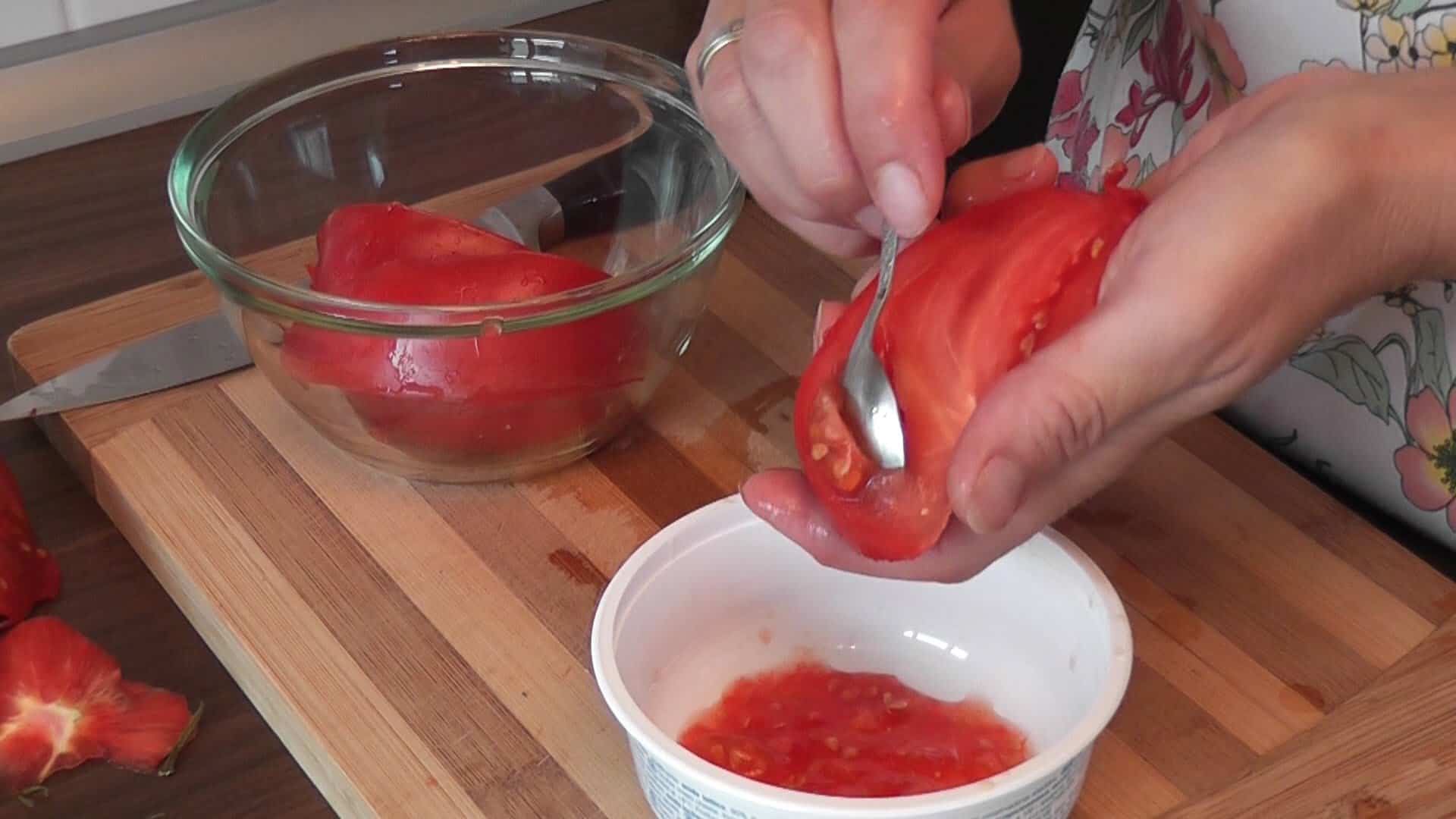 Готовим семена томатов. Семена из помидор. Извлечение семян из помидор. Заготовка семян томатов. Семена томатов заготовки.