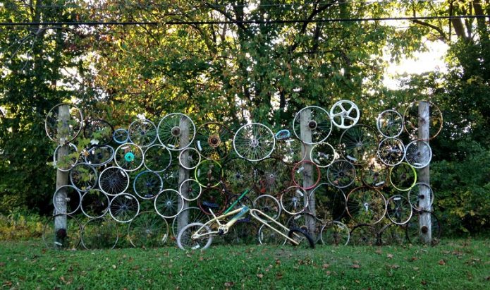 Забор из велосипедных колёс