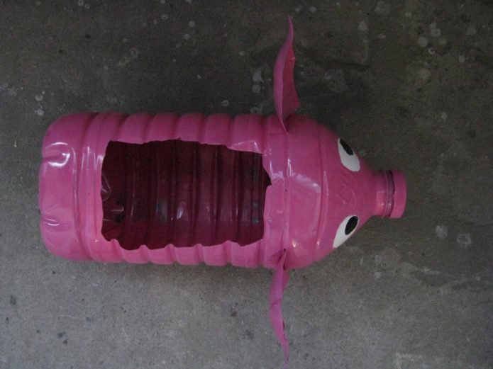 Фигурка поросёнка из пластиковых бутылок с вырезанным сверху отверстием