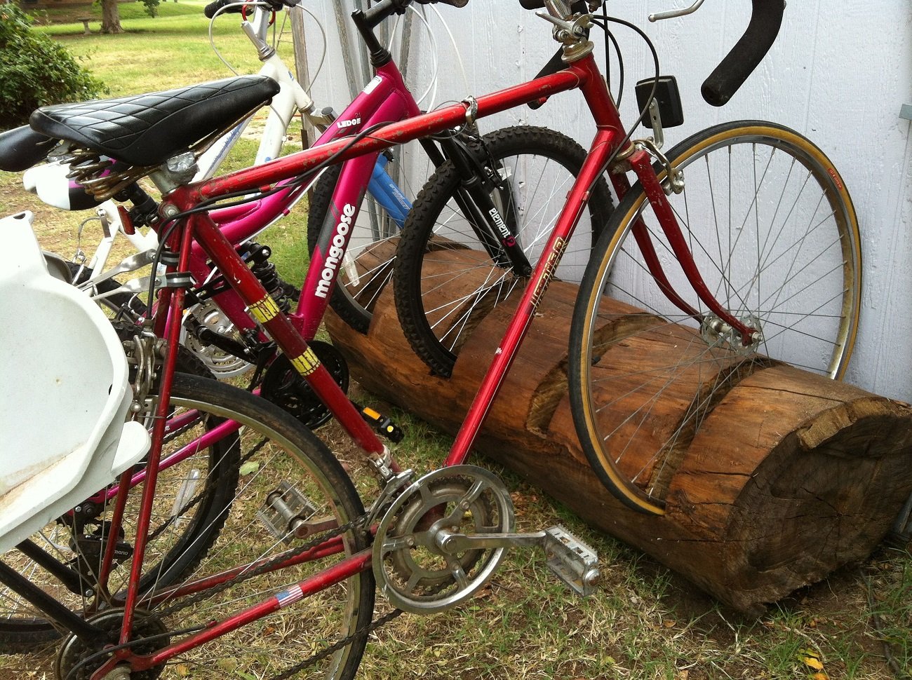Стойка для велосипедов из бревна