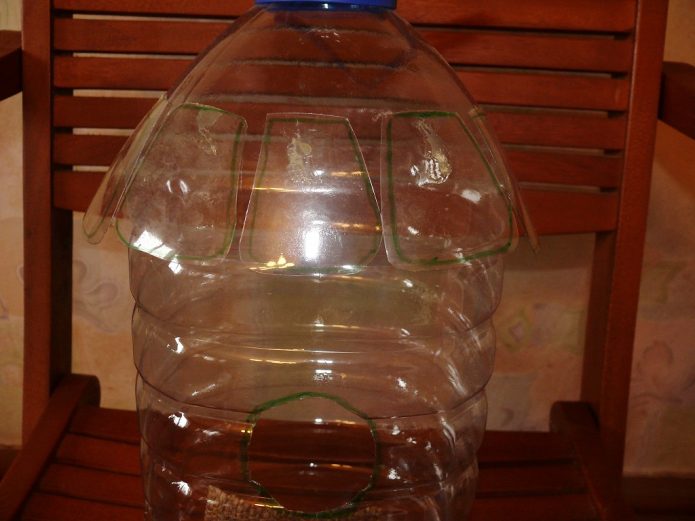 Пластиковая бутылка, обклеенная «черепицей»
