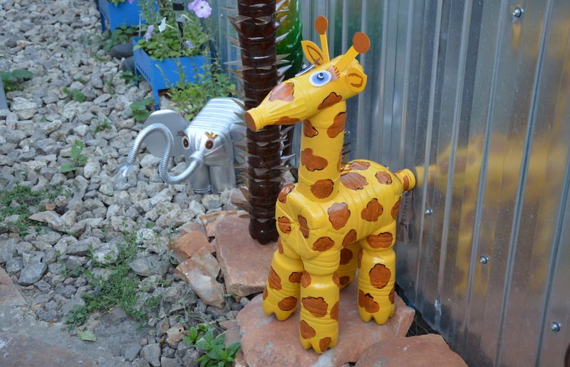 жираф из пластиковых бутылок