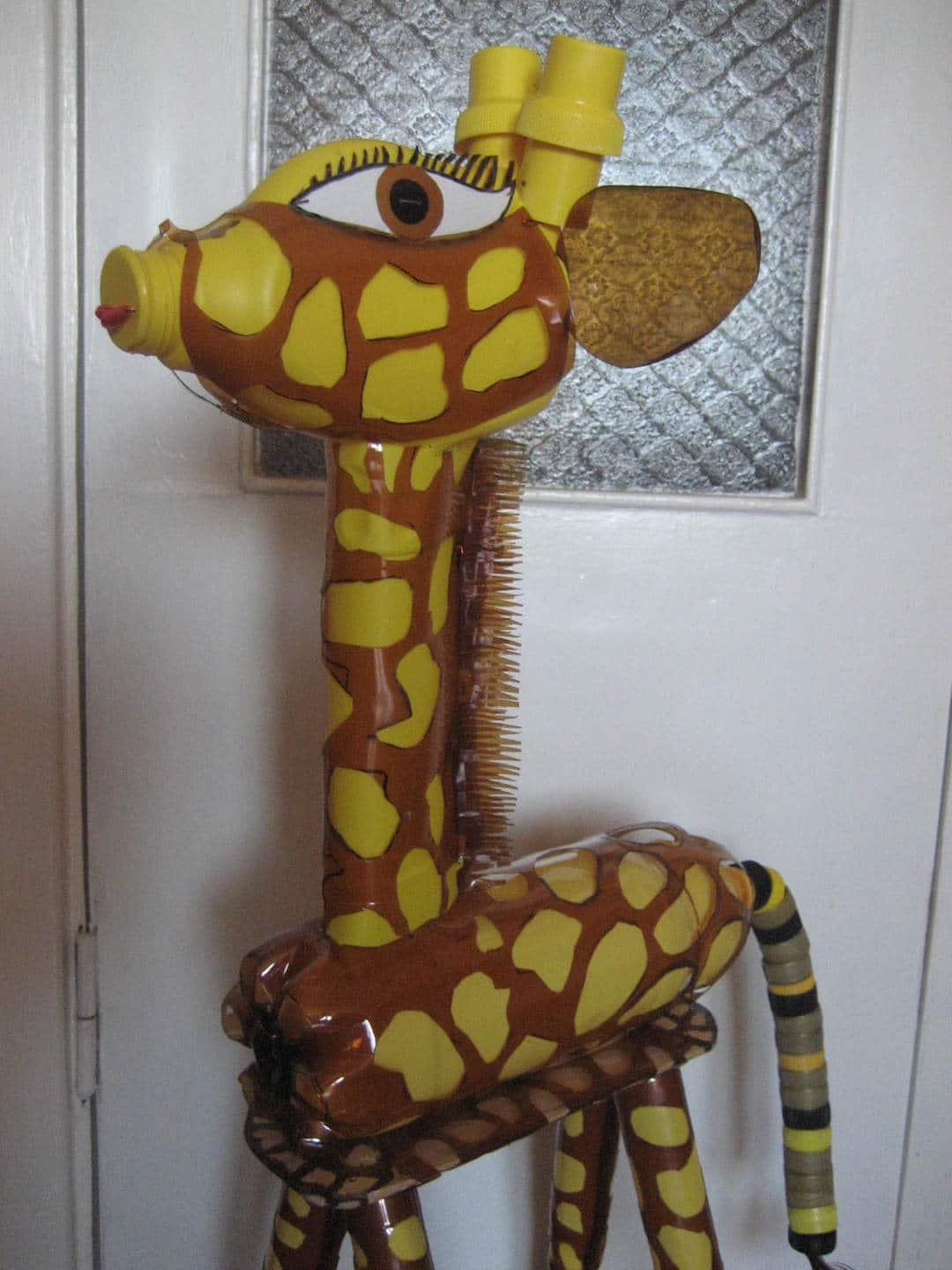 «Очень длинношеее животное» в саду: делаем своими руками из пластиковых бутылок жирафа