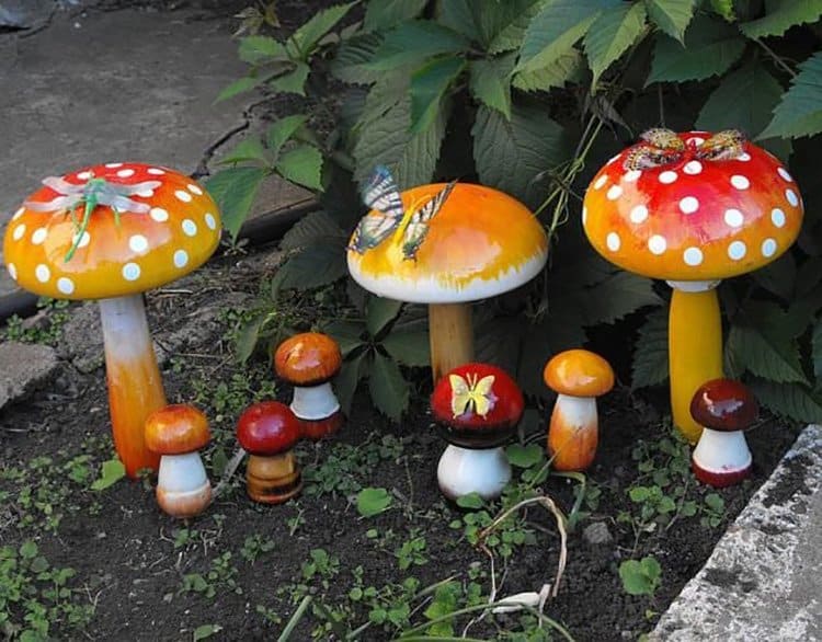 Комплекс из гипсовых грибов в саду