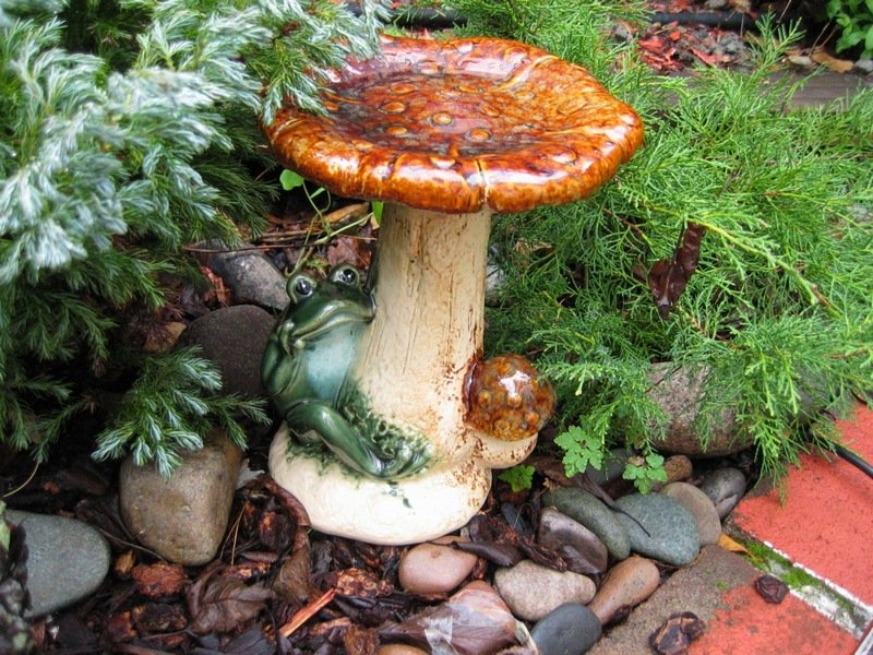 Гипсовая фигурка гриба в саду