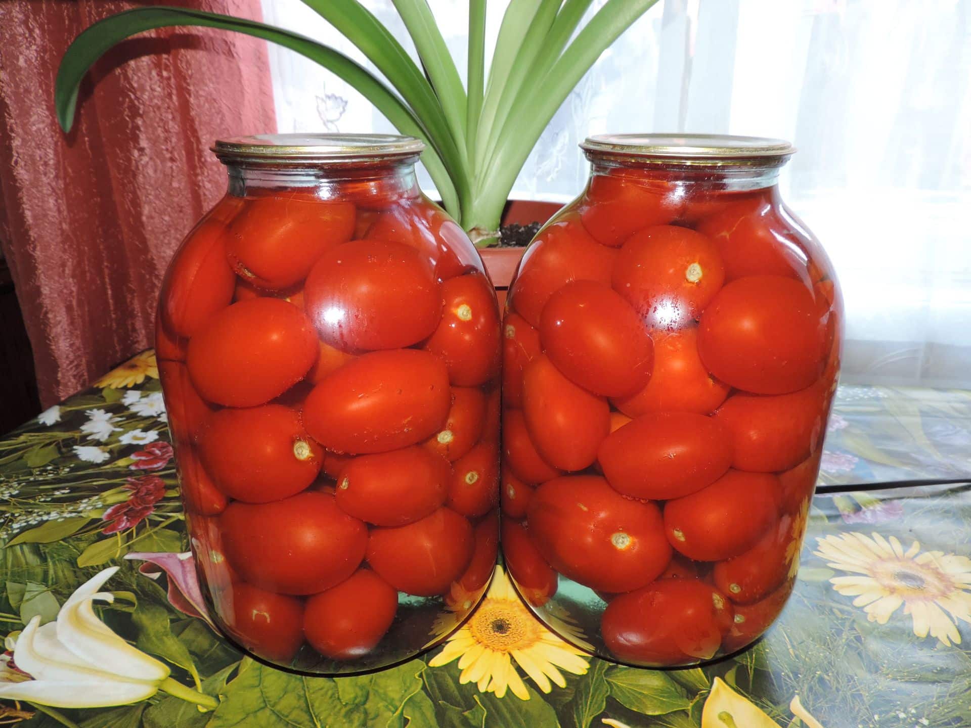 Рецепт сладких помидор на литр. Pomidori marinad. Помидоры на зиму. Помидоры соленые. Консервированные томаты.