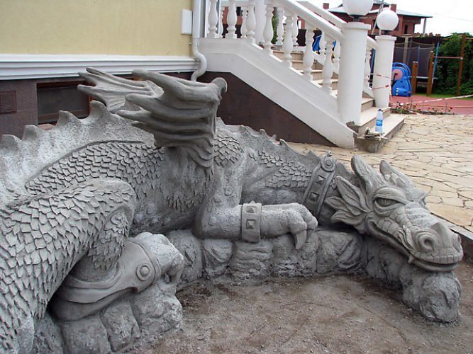Цементный дракон для украшения придомовой территории