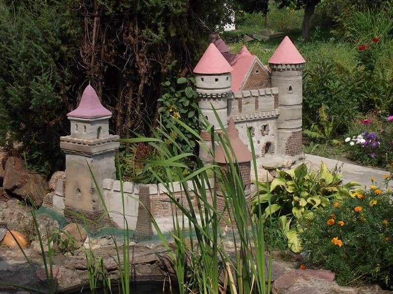 Замок из цементной смеси для декора сада