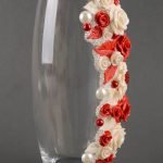 Декор из цветов на стеклянной вазе