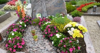 Цветы на кладбище