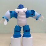 сине-белый робот из бутылки и пробок