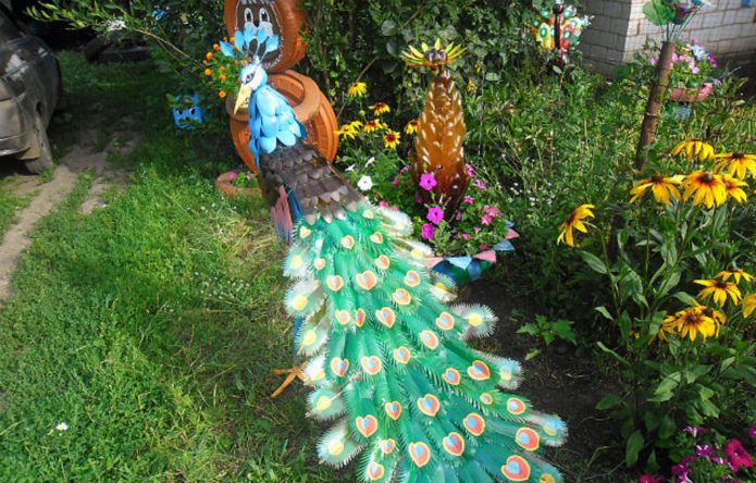 Садовая скульптура павлина из пластика