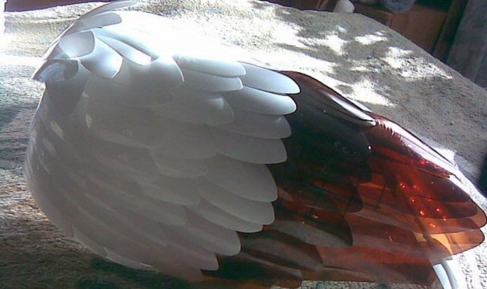 Третий и последующие ряды из белых перьев