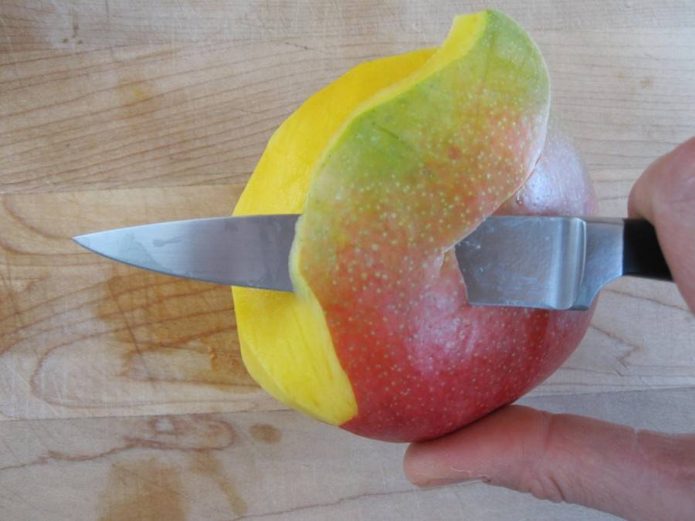 Кожица манго снимается ножом