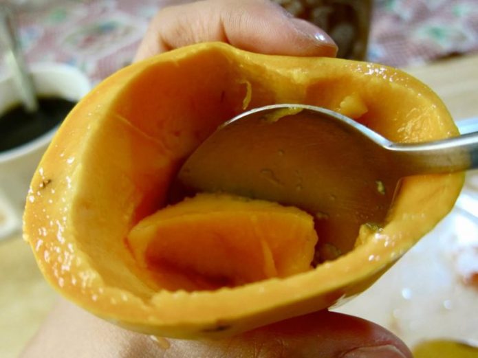 Как ест манго ложкой
