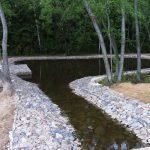 Берег водоёма, укреплённый матрасными габионами