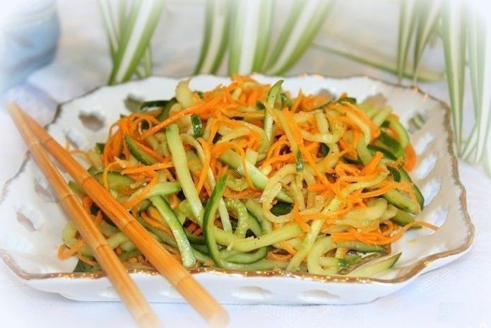 Салат с огурцами и морковью по-корейски