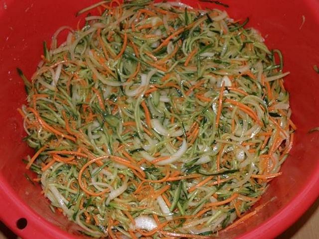 Огурцы с морковью