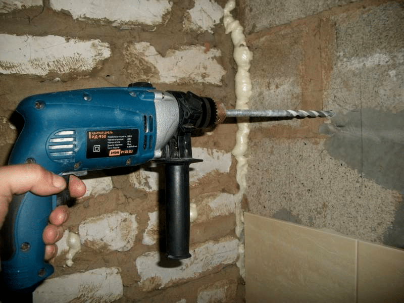 Пробить стену отверстие. Сверление перфоратором 20 мм. Макита 12 сверло под перфоратор. Сверление в бетоне отверстий 12мм. Сверление отверстий в стене перфоратором.