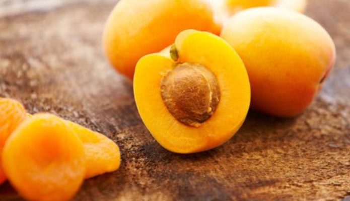 Плоды абрикоса Медовый