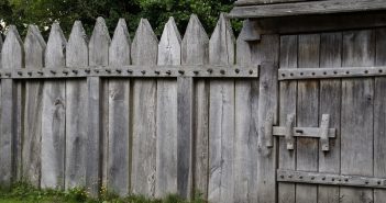 Прочный забор охраняет владения