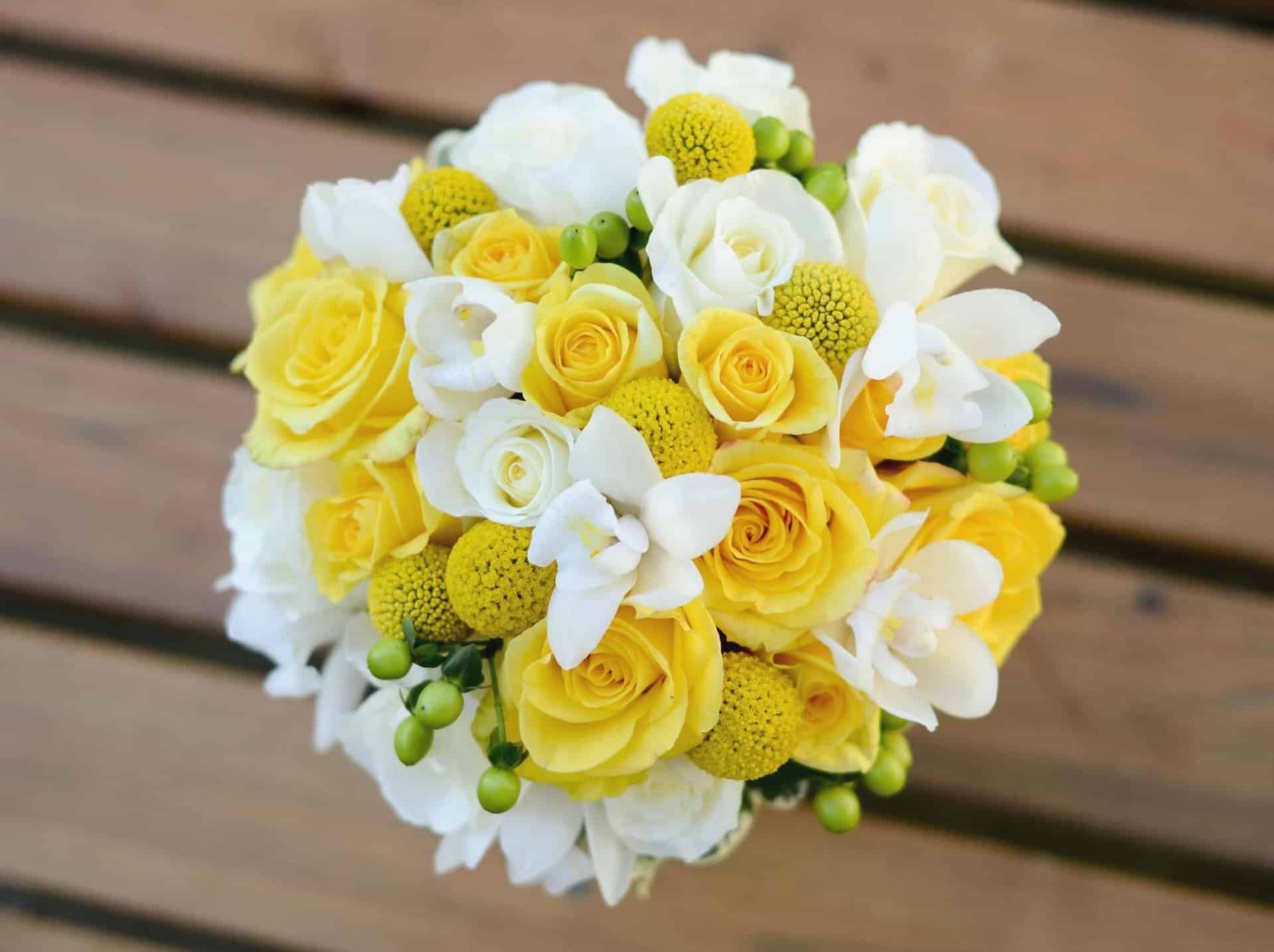 Букет из жёлтых и белых роз