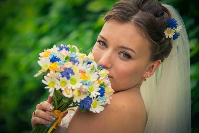 Свадебный букет невесты из ромашек: фотографии лучших букетов