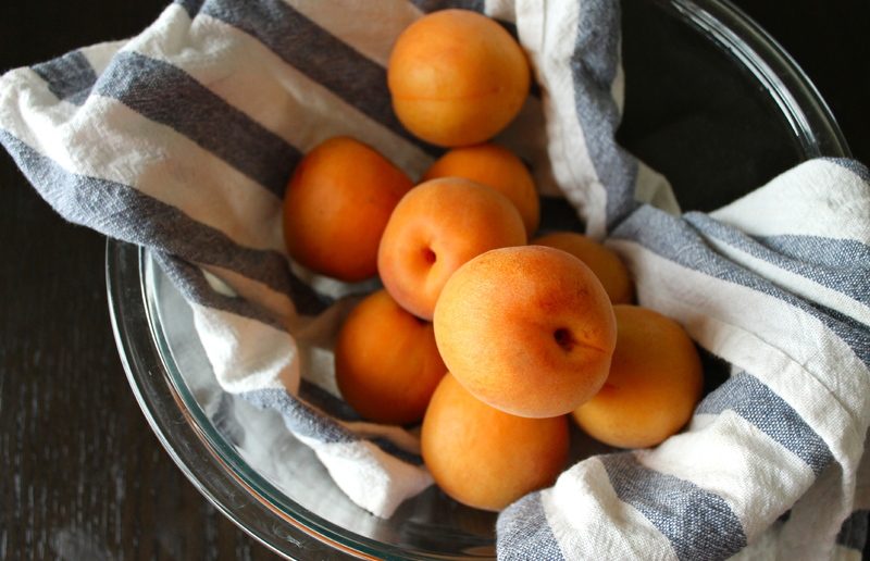 мытые абрикосы в миске
