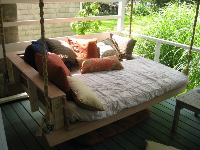 двуспальная садовая кровать на канатах