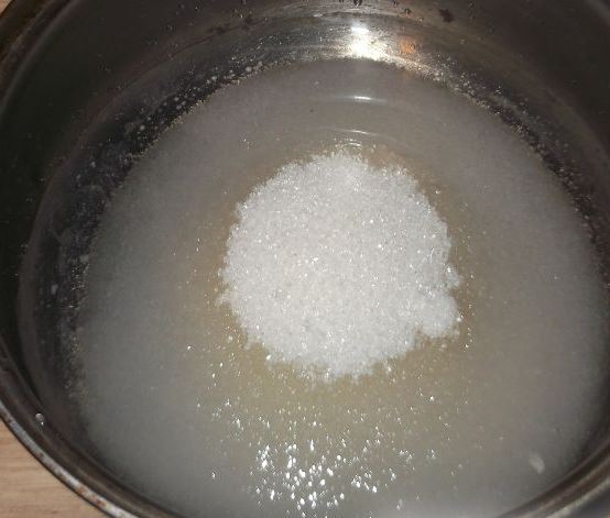 Сахарный песок в кастрюле с небольшим количеством воды
