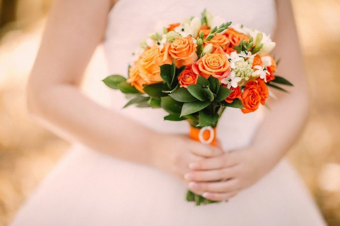 оранжевый букет невесты