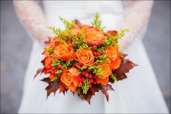 Осенний букет невесты с розами