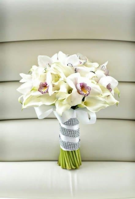Букет невесты из калл с орхидеями