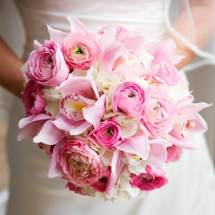 Букет невесты из пионовидных роз с орхидеями