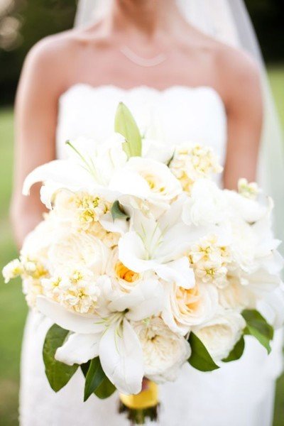 Букет невесты из пионовидных роз с лилиями