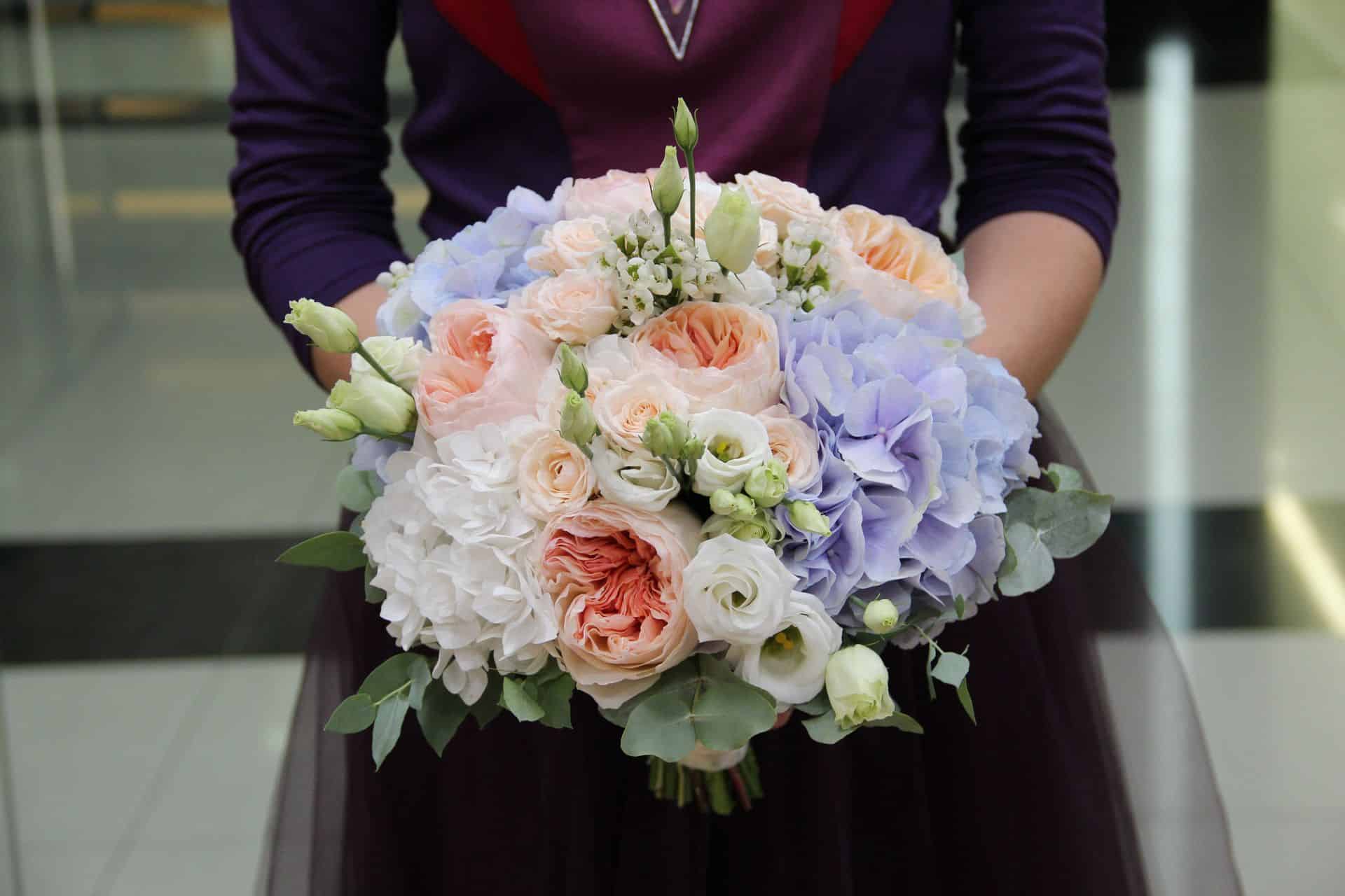 Букет невесты из пионовидных роз с гортензией