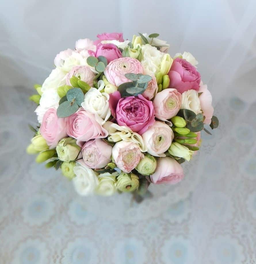 Букет невесты из пионовидных роз с фрезией