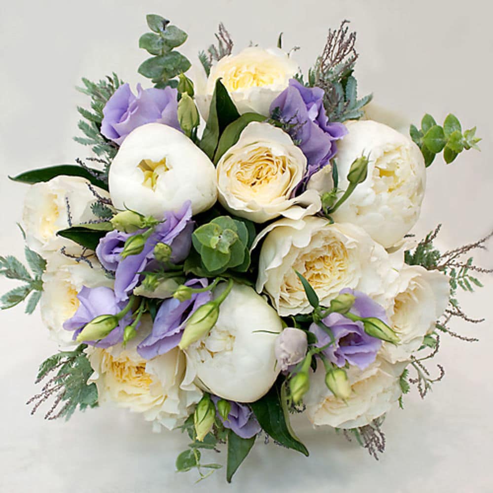 Букет невесты из пионовидных роз с эустомой