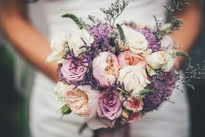 Букет невесты из пионовидных роз с лавандой