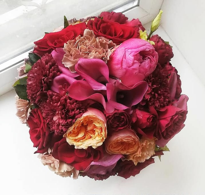 Букет невесты из пионовидных роз с каллами