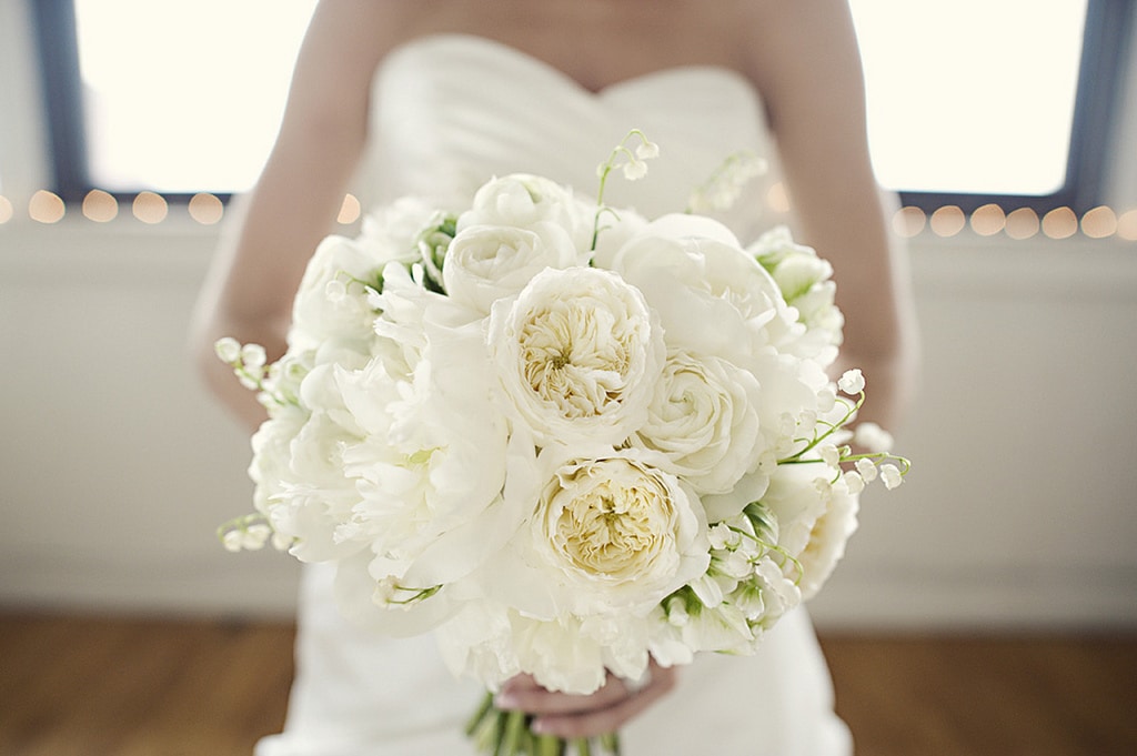 Букет невесты из пионовидных роз с ландышами
