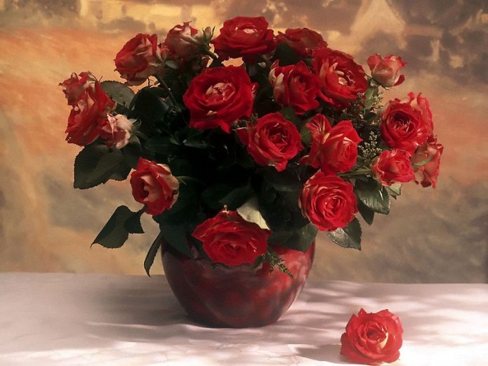 Как сохранить розы в вазе дольше свежими и яркими