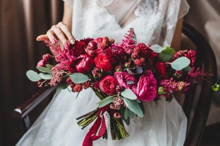Бордовый букет невесты: подбор цветов и варианты сочетаний