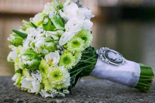 Свадебный букет из хризантем: идеи композиций, фото