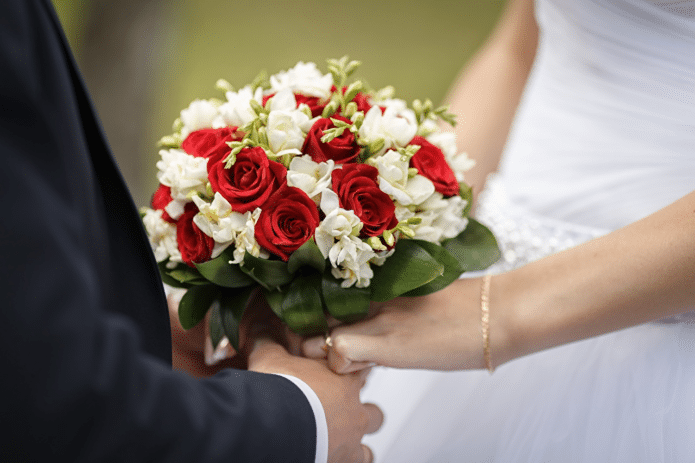 Красно-белый букет невесты — идеи красивых композиций